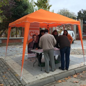 Ciudadanos (C’s) recoge firmas en Azuqueca de Henares para concurrir a las Elecciones Generales del 20D