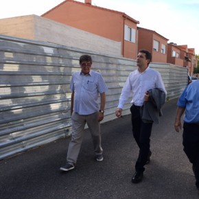 Esteban Paños visita el barrio de Azucaica y se reúne con miembros de la asociación vecinal La Candelaria