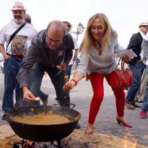 La portavoz del Grupo Municipal Ciudadanos en el Ayuntamiento de Cuenca, María Jesús Amores, asiste como jurado al concurso de gachas de San Mateo. La portavoz del Grupo Municipal Ciudadanos en el Ayuntamiento de Cuenca, María Jesús Amores, asiste como jurado al concurso de gachas de San Mateo.