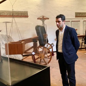 Esteban Paños visita la exposición “Catapultas y máquinas de asedio”