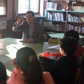Esteban Paños explica a los niños del Consejo Escolar Municipal Infantil el proyecto ´Apadrina un parque´. Iniciativa de Cs Toledo aprobada en Pleno