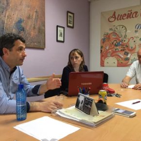 Esteban Paños se reúne con miembros de la asociación vecinal “El Tajo”