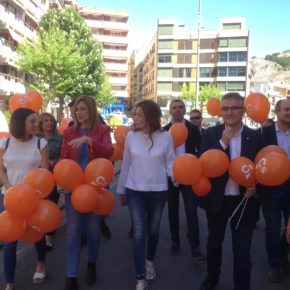 Picazo defiende el plan naranja contra la despoblación en un paseo ciudadano por las calles de Cuenca