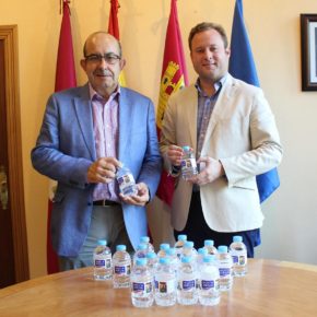 El alcalde recibe  a Aquadeus, empresa que comercializará el agua oficial de la Feria 2019