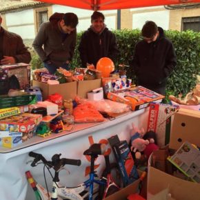 Más de 6000 jóvenes colaboran en la tercera recogida de juguetes y alimentos de JCs
